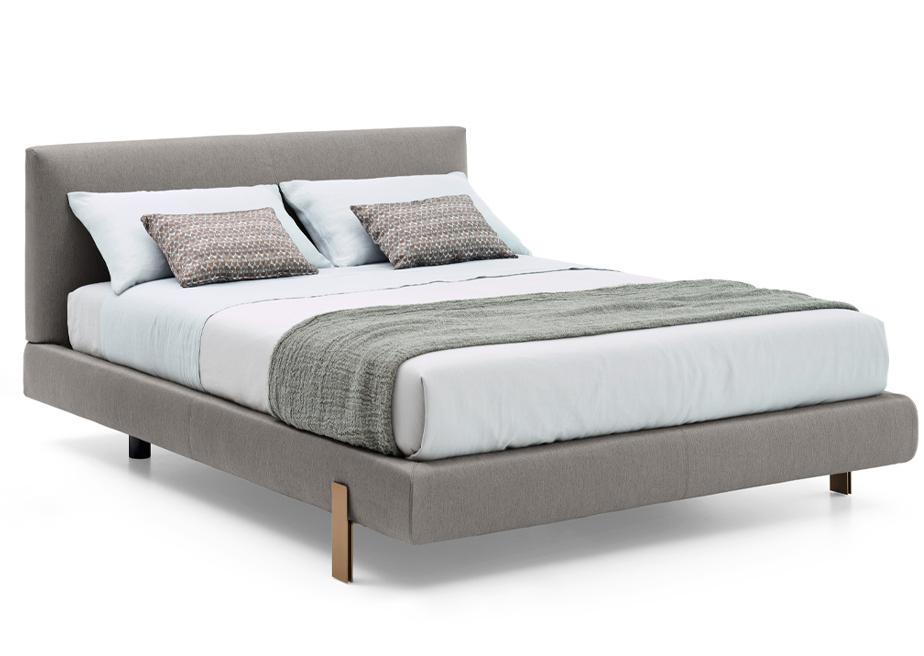 Кровать современная на деревянных ножках Decor