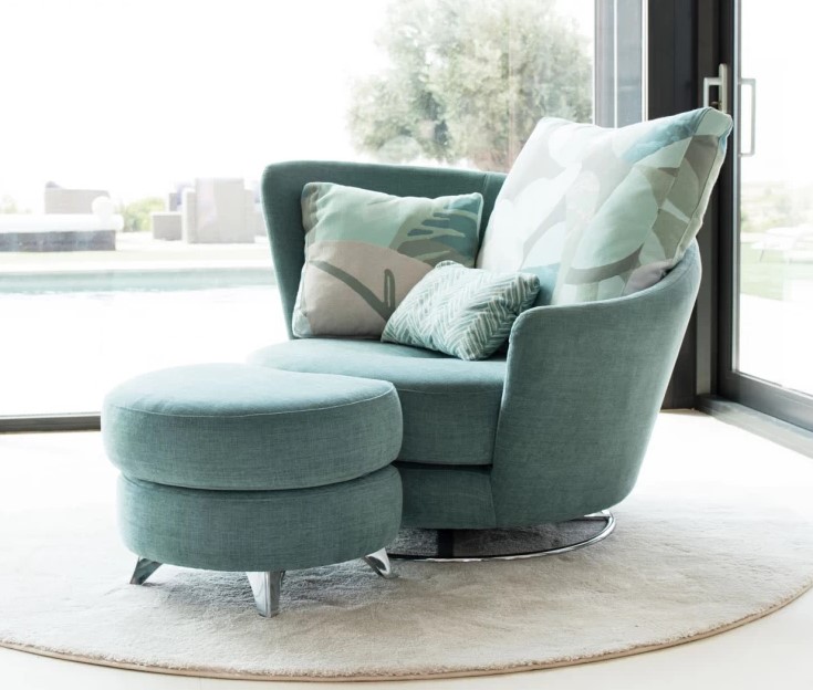 Испанское поворотное кресло с пуфом Roxane